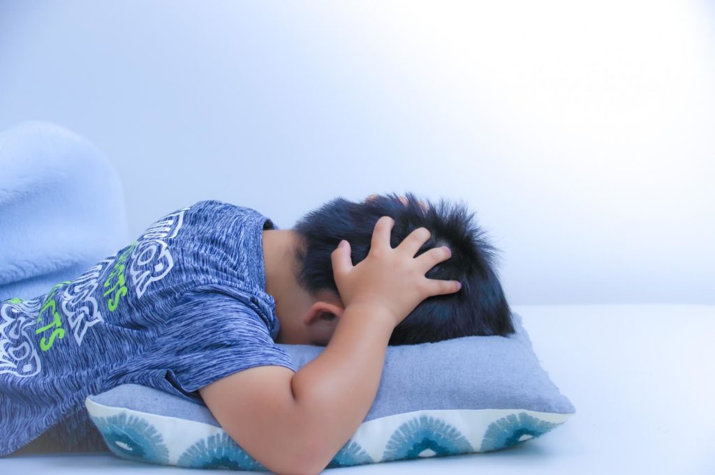 子供が悩んでいる様子