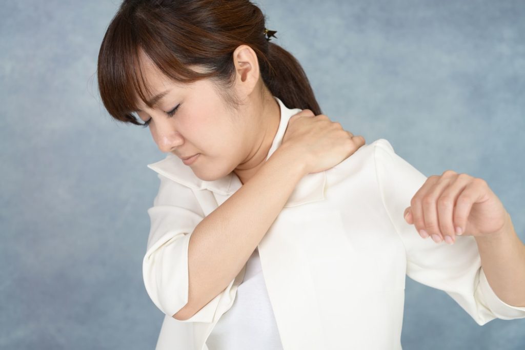 腕を回して痛みを軽減にしている