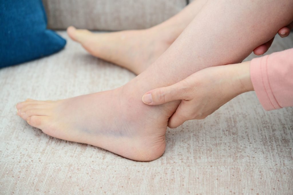 足首が痛くて抑えている様子