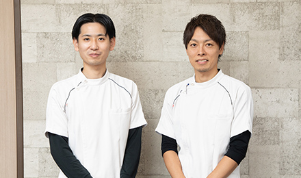 室内で2人が立っている